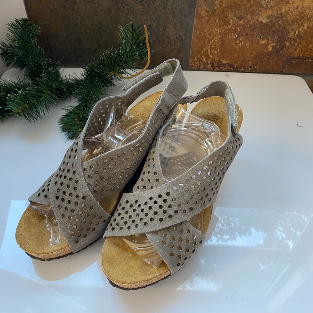 Elegant Gray Perforated Wedge Sandals - Picture 2 of 4
